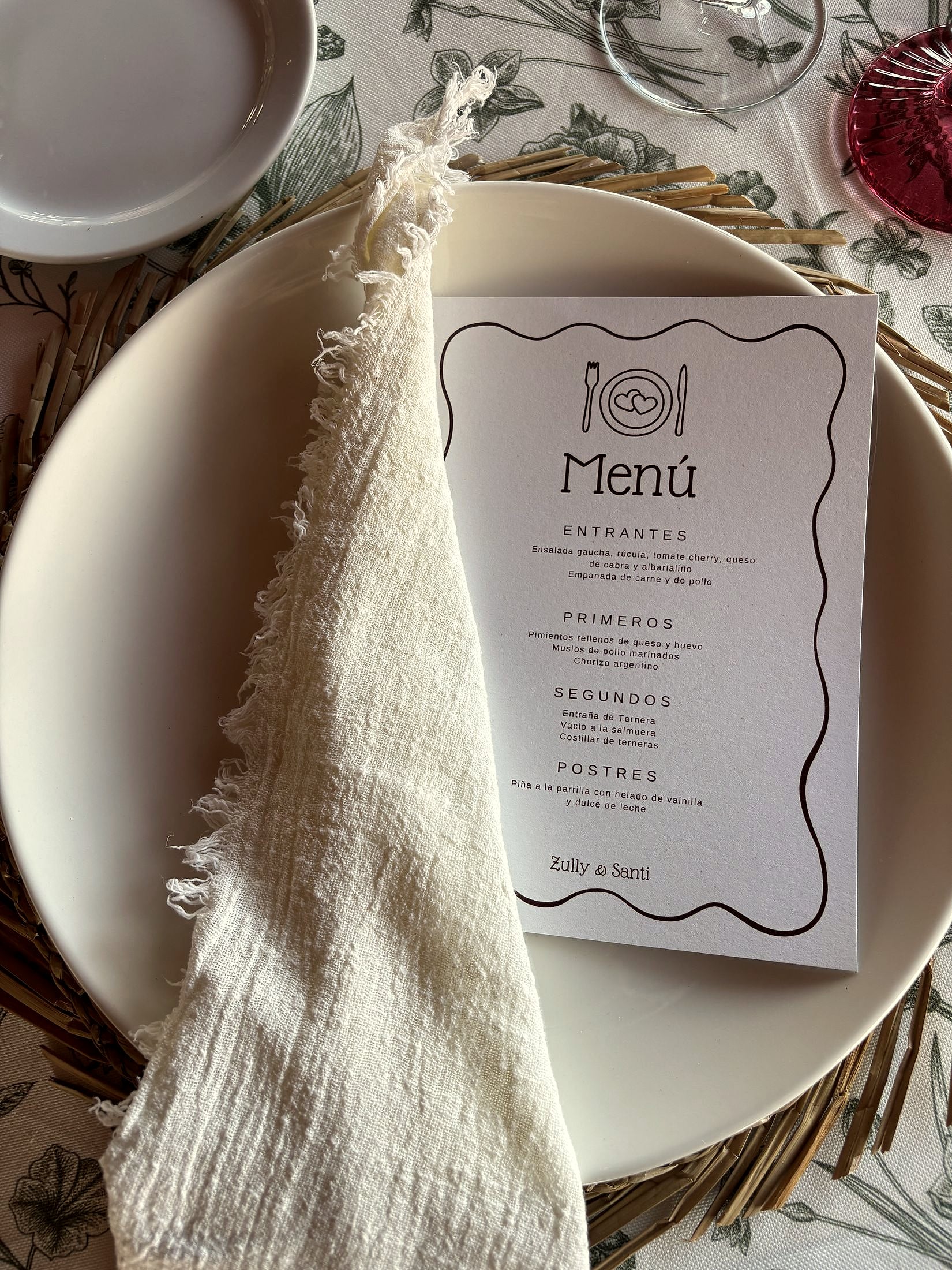 Plato con servilleta y menú impreso del catering